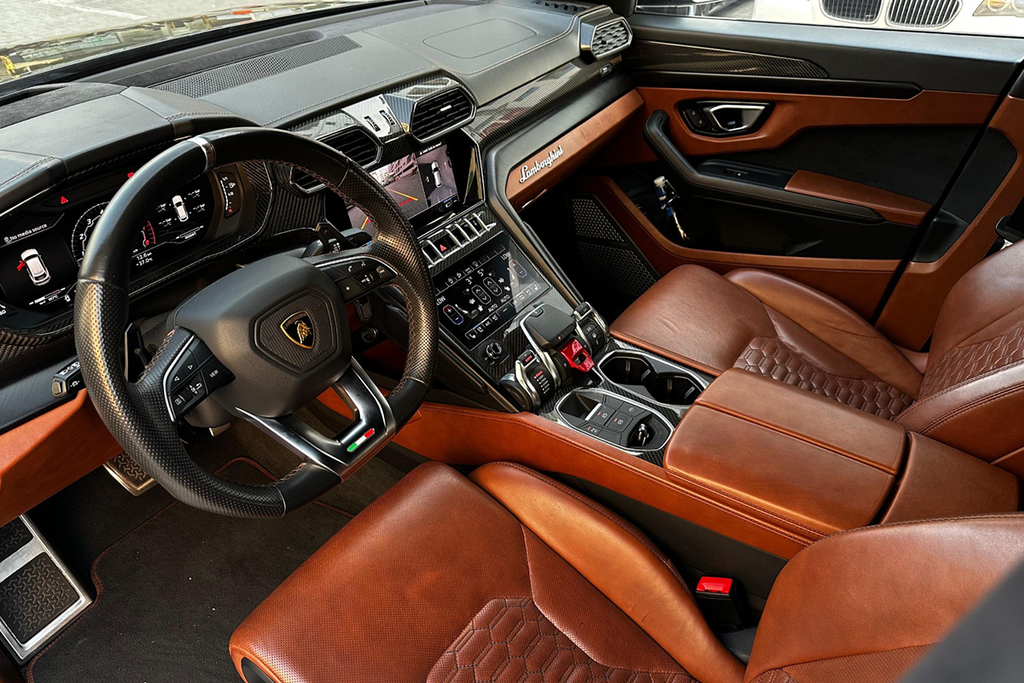 Renting a Lamborghini Urus in Dubai